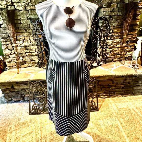 Nine West Black and White Striped Sleeveless Dress with POCKETS! Size 6 - Picture 3 of 4